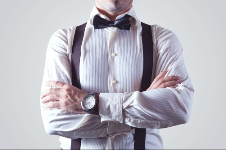 homem-bracos-cruzados-gravata-borboleta-suspensorio.jpg