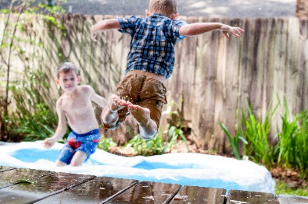 criancas-brincando-piscina.jpeg