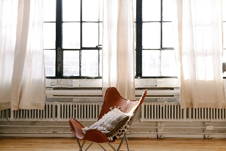 janelas-com-cortinas-cadeira-de-couro.jpg